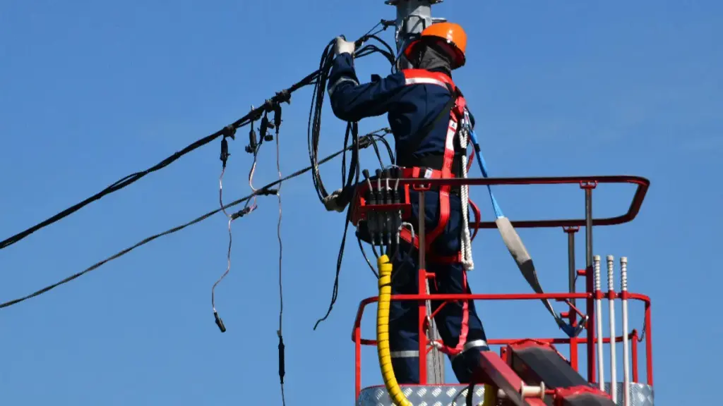 how many volts are in the power lines 2